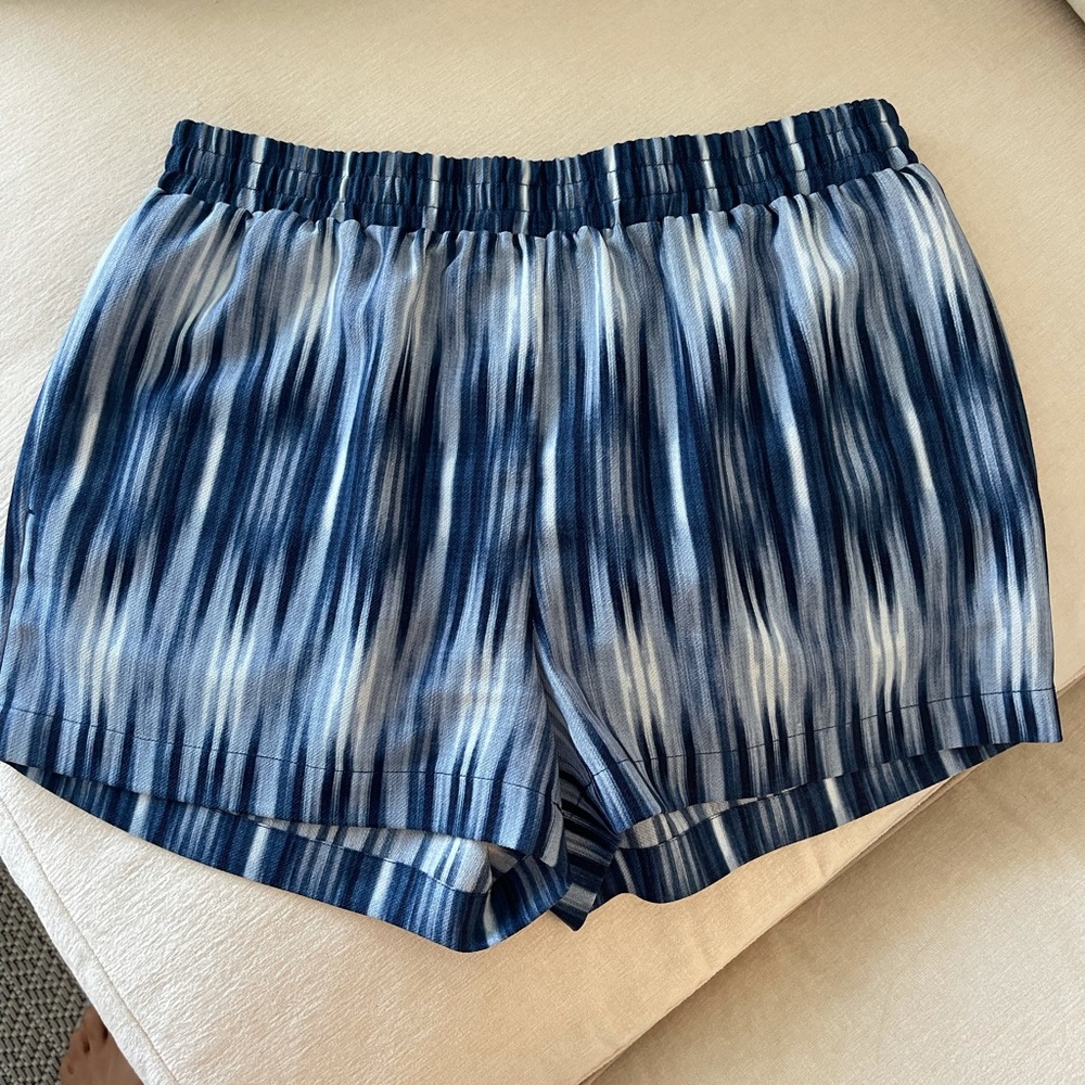 BcbgMaxazria elastic waist cute shorts
